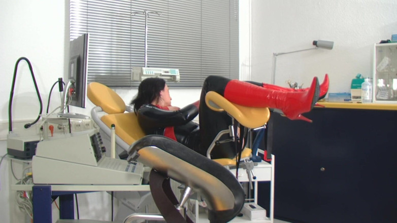 Rubber & Clinic Studio - 1ATOYS: Masturbare anală și pișare în gură în cauciuc