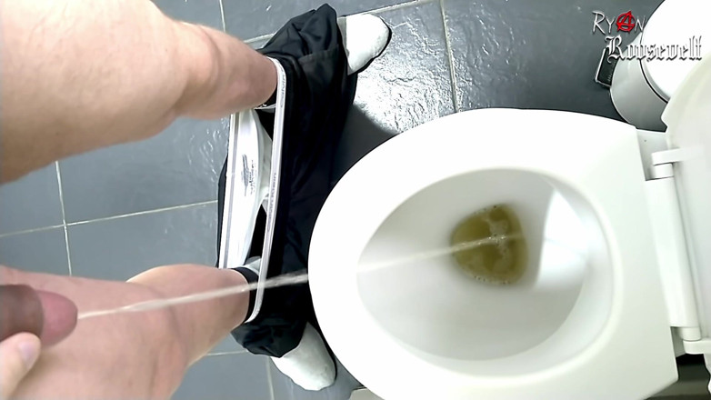 Ryan Roosevelt: Meu primeiro vídeo de mijo!