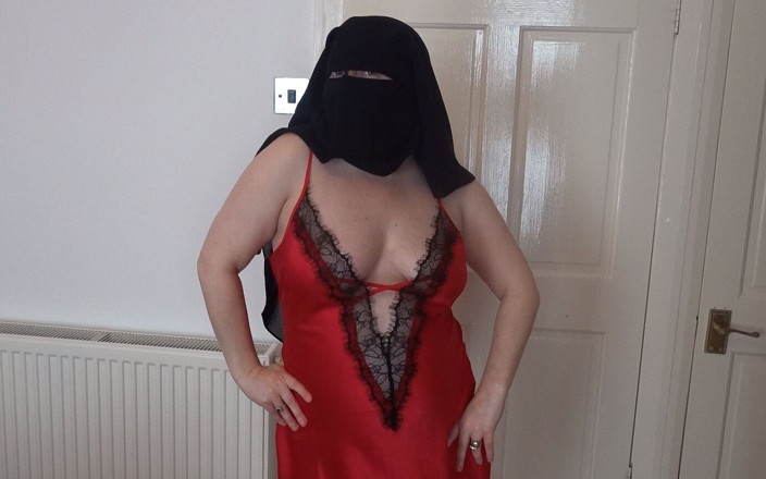 Littlevixen: Blada skóra MILF w Nikabie i Czerwonej jedwabistej bieliźnie tańczy...