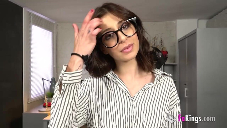 FAKings: Впевнений, що ти порно гідний? Покажи мені свій член тоді, і давайте скуштувати його.