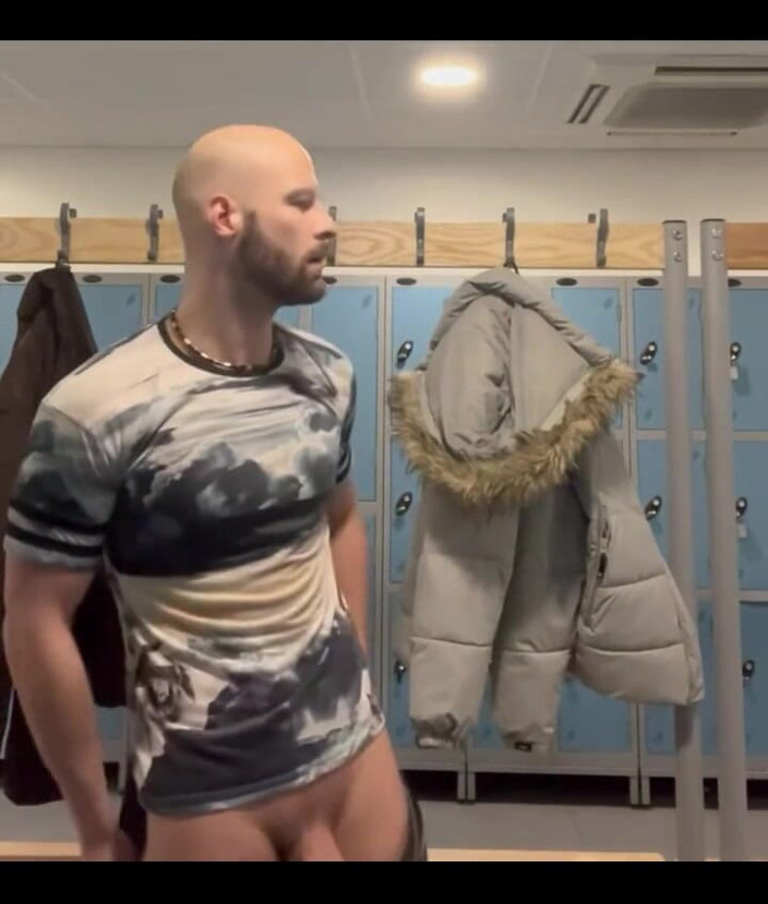 NathanAdamsXXX: Ich starrte darauf, vor den anderen in der umkleidekabine im...
