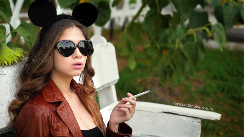 Russian Smokers: Un ange russe sensuel fume une cigarette au soleil