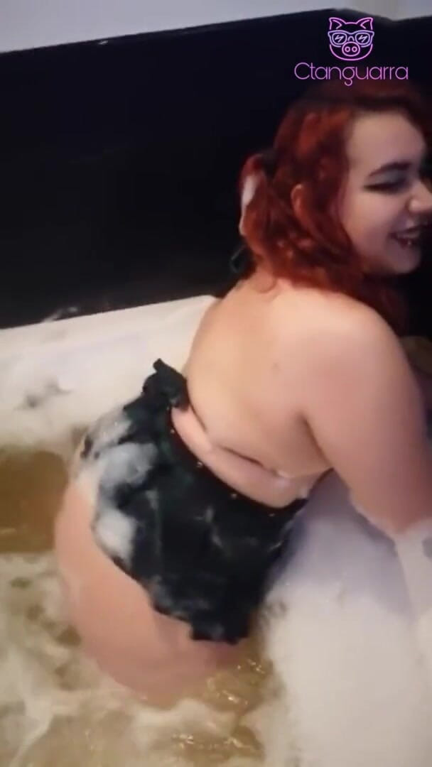 CtanguarraChubby: 女子大生はジャグジーに記録され、彼女は彼女の大きな体を揺らし、水中でよじくり回します