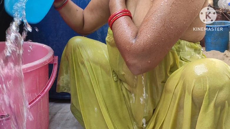 Anita yadav: Une femme au foyer indienne se baigne dehors