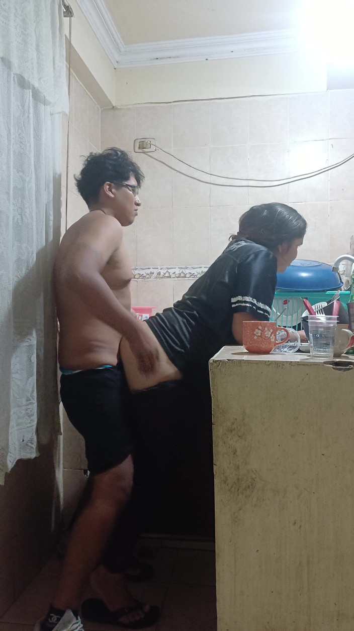 Eatrella j: Saya mengongkek adik tiri saya di dapur, ibu tiri saya...