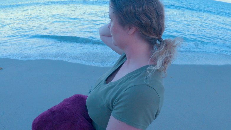 Erin Electra: Il figliastro tradisce con la matrigna sulla spiaggia
