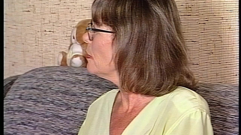VintageXMovies: Sexy milfka je tvrdě ošukána na malém gauči