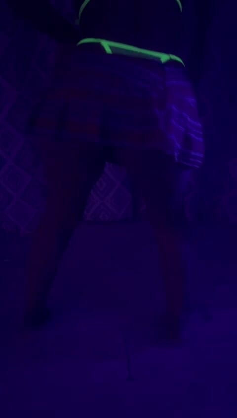 Caramela Sluty Wife: Twerking idealna ciało krótka spódnica neonowa bielizna z bliska MILF...
