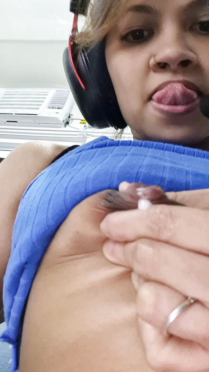 SexyGamingCouple: Mungendo le mie tette dietro la compilation del mio uomo...