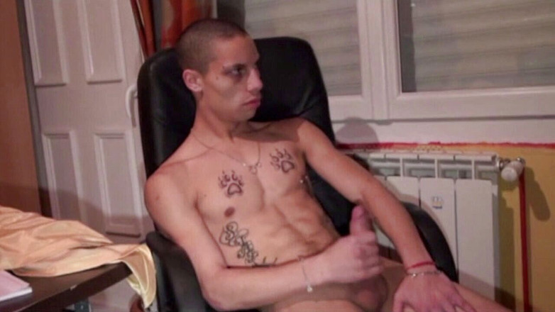 STRAIGHT BOY CURIOUS: セクシーな若いラテン系ストレートwathcinゲイポルノ