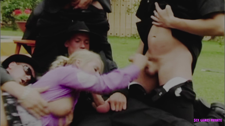 Czech Pornzone: Super gorąca blondie gang wyruchana przez grupę gangsterów