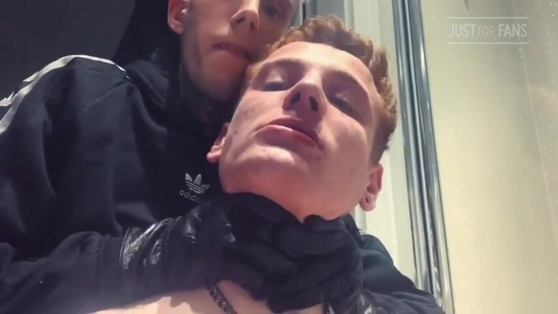 Claude Nikotine: Twink and Master - penghinaan kencing di tandas