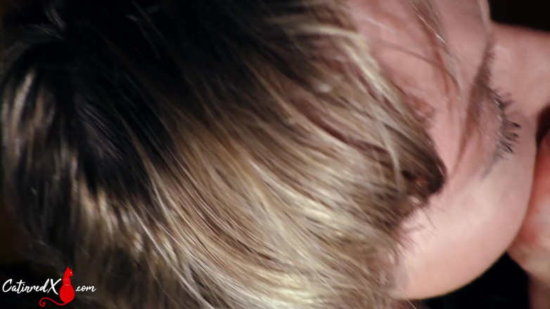 Catin Red: Hübsche frau raucht, blowjob-schwanz und sperma im gesicht