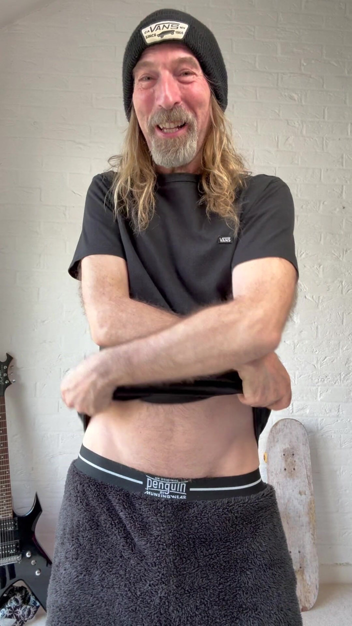 Longhairdude: Longhairdude Ngocok di Vans Hat