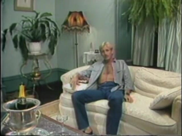 Old Good Porn: Napalona stadnina staranuje swojego pulsującego kutasa w górę blond loszki...