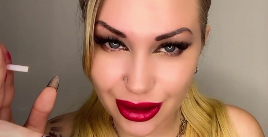 Goddess Misha Goldy: Asmr &amp;amp; mindfucking fumante JOI drenando olhar quem é, meu pequeno gooner...