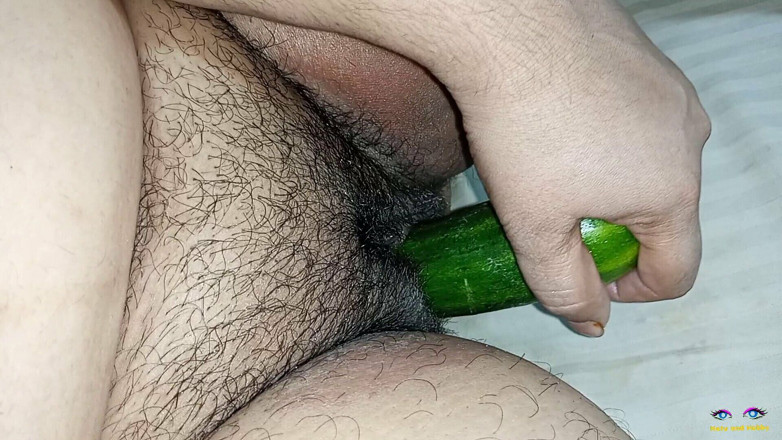 Netu: Dublă penetrare cu castravete și vibrator desi - Netuhubby