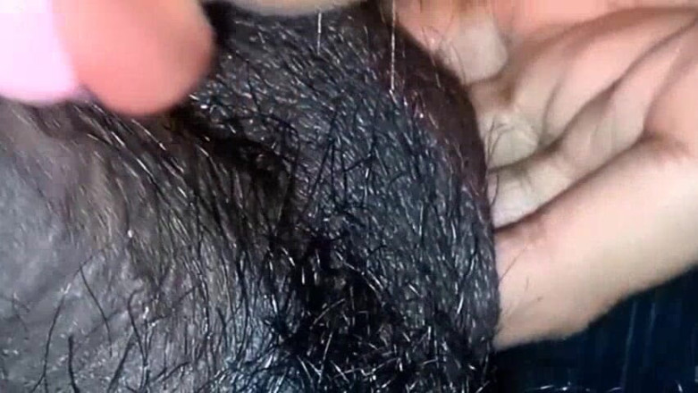 Shivanibaby: Gadis perawan jilat cokelat untuk pertama kalinya