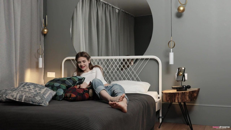 Teen Dreams: Olivia fingert und fickt dildo mit ihrer super engen muschi