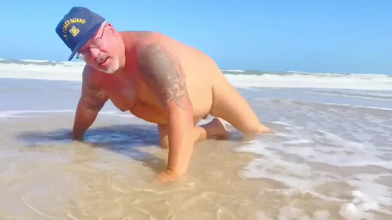 Hand-Free-Daddy-Chub: ヌードビーチでこの古いストレートのベテランは、私に彼をビデオに撮らせてくれました!