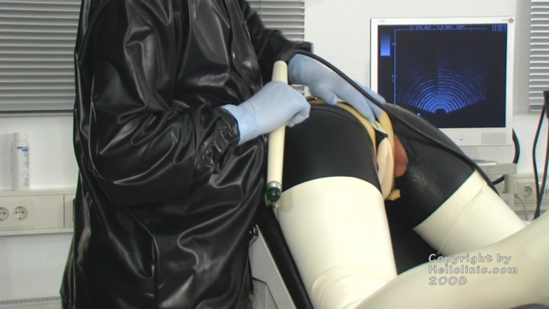 Rubber & Clinic Studio - 1ATOYS: Examen anal par ultrasons déjanté en caoutchouc