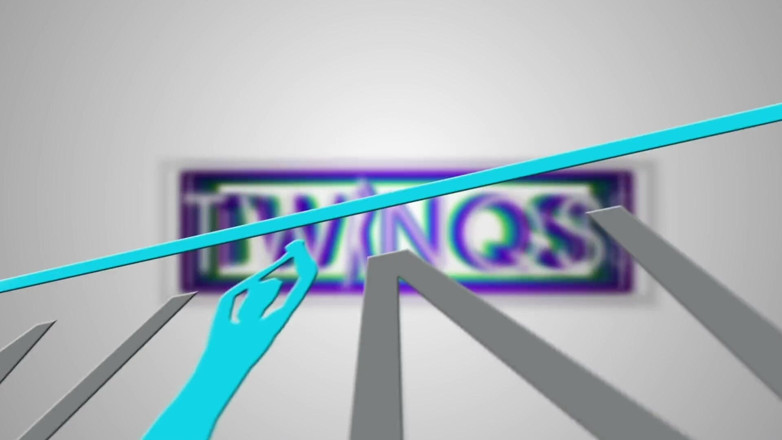 Twin Qs: Beyaz çoraplı ateşli ibne Xander minik göt deliğini gösteriyor!