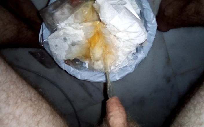 Sex hub male: John jaag raha hai aur traishakan men moot raha hai