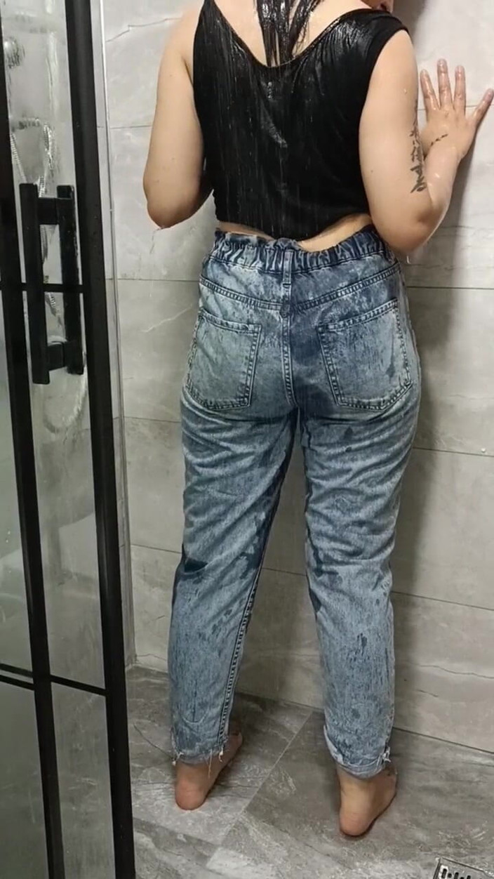 Esmer Tarcin: Spettacolo Sexy Bagnato Sotto La Doccia Con I Vestiti
