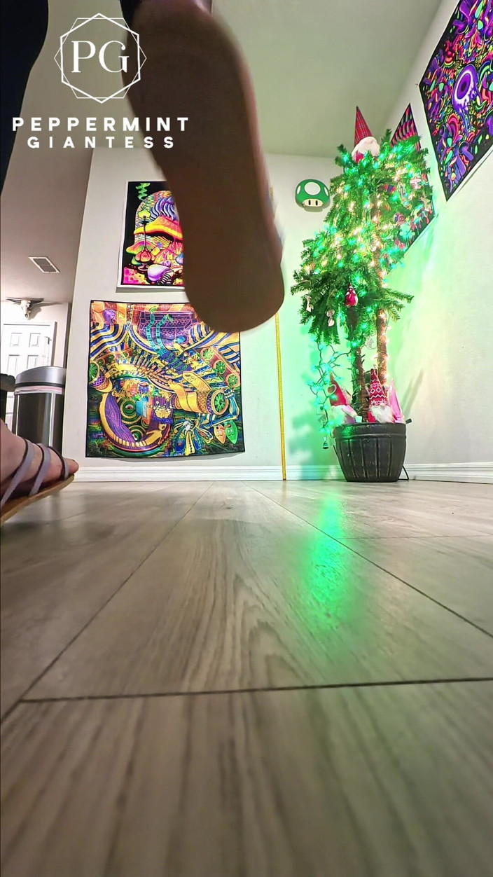 Peppermint Giantess: 6'7 Велетень дробить землю в сандаліях, інтенсивні уповільнені топтання, відео від першої особи