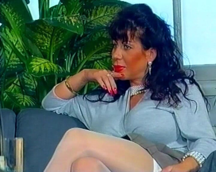 Busty German Sluts: Ibu tiri jerman toket besar mengajari mereka cara bercinta