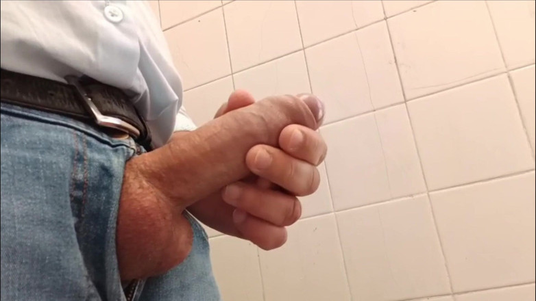SjAtA94: Zralý muž masturbuje na veřejných místech
