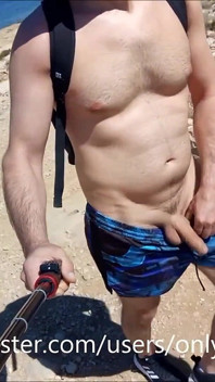 Berjalan di Pantai. Buka baju