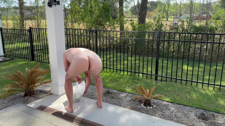 ProfessorPaul: Làm vườn khỏa thân