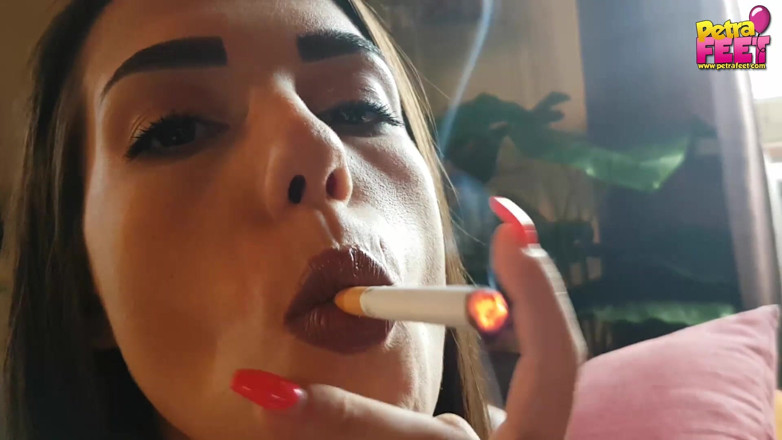 Smokin Fetish: Jej piękna twarz przed kamerą