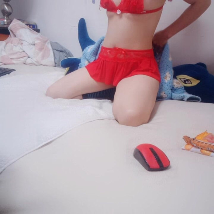 sweethanajapanese: Hana Trekt Langzaam Haar Kleren Af En Verschijnt Een Klein...