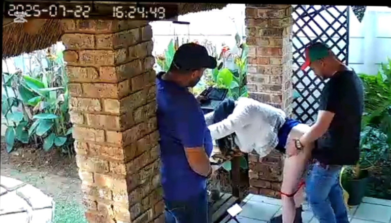 Bigjoefuckalott: Il capo cornuto voleva che mi scopi la sua moglie...