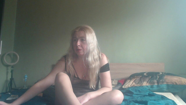 sunshinegoddes: hot grihini phishnet bodi men dildo se chudaee karti hai