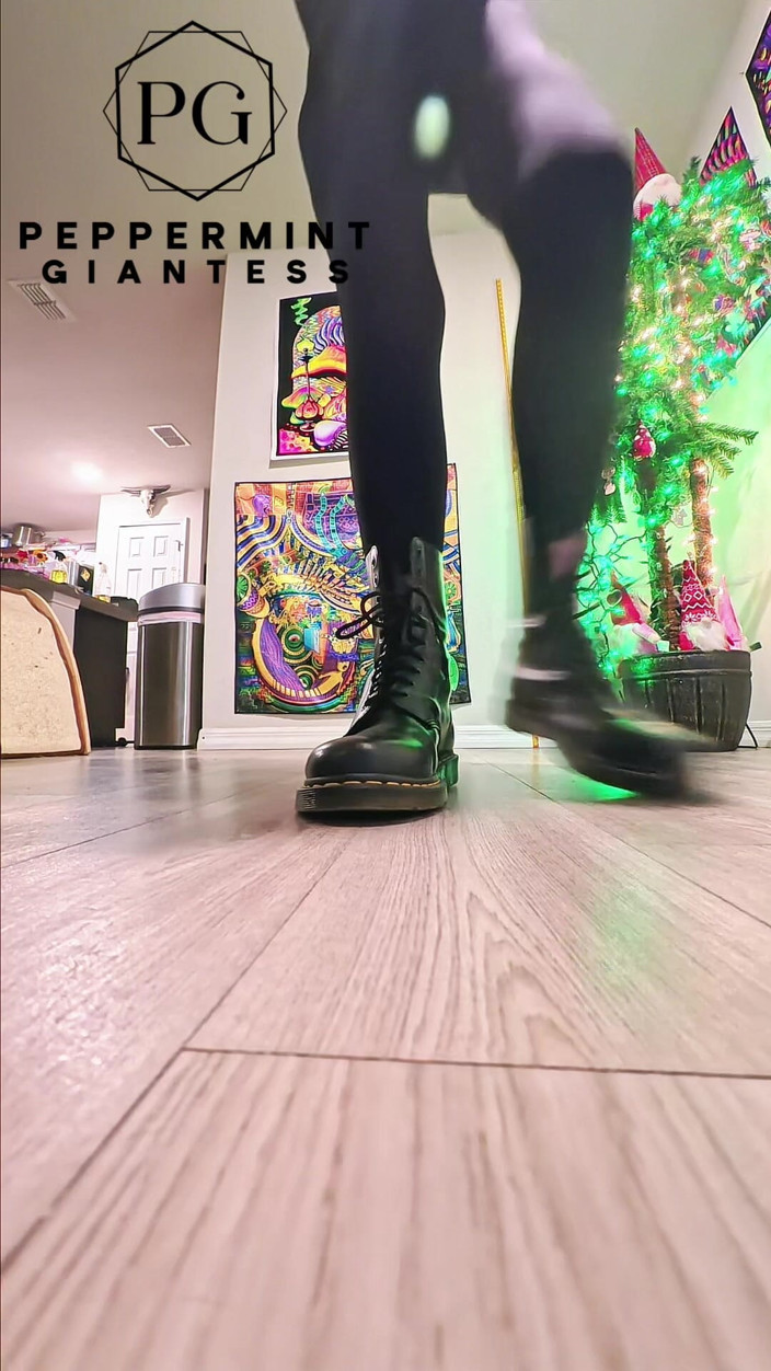 Peppermint Giantess: 6'7 Riesin in Doc Martens stampft hart, langsam stampfend