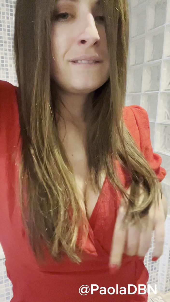 PaolaDbn: Solo Dans La Salle De Bain Je Joue Avec Mon...