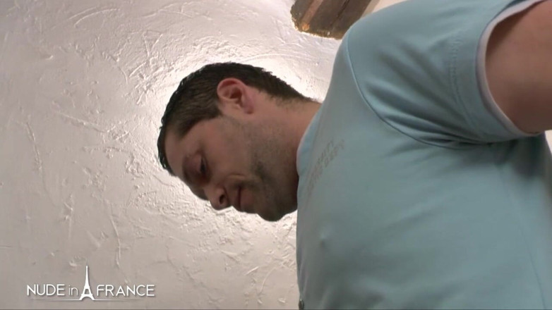Nude in France: Giovane bruna con tette piccole innamorata di rimming, fisting e...