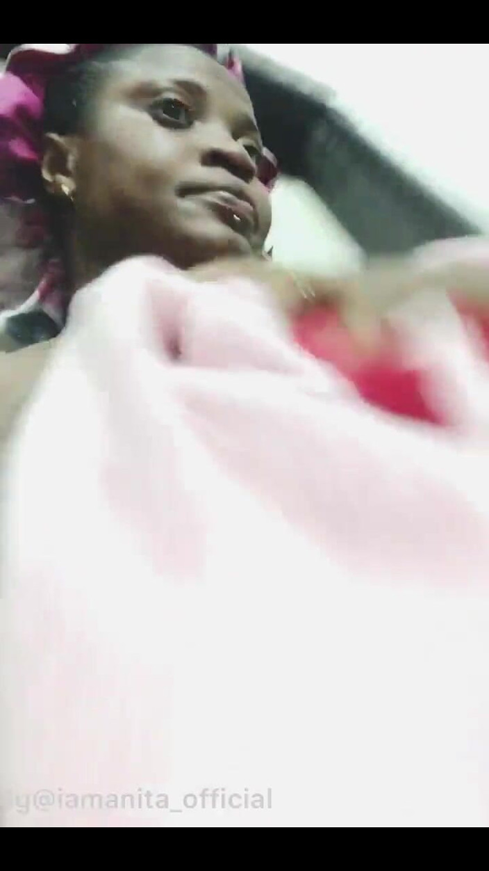 Anita wet pussy: Chica africana con ducha y con el dedo misma, chorros...