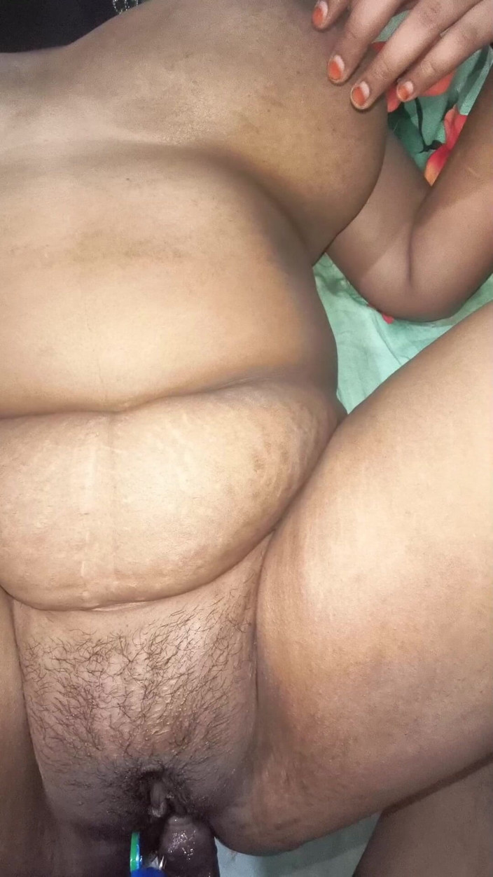 SweetRiyaXO: Noaptea solo poți să te descurci cu asta?