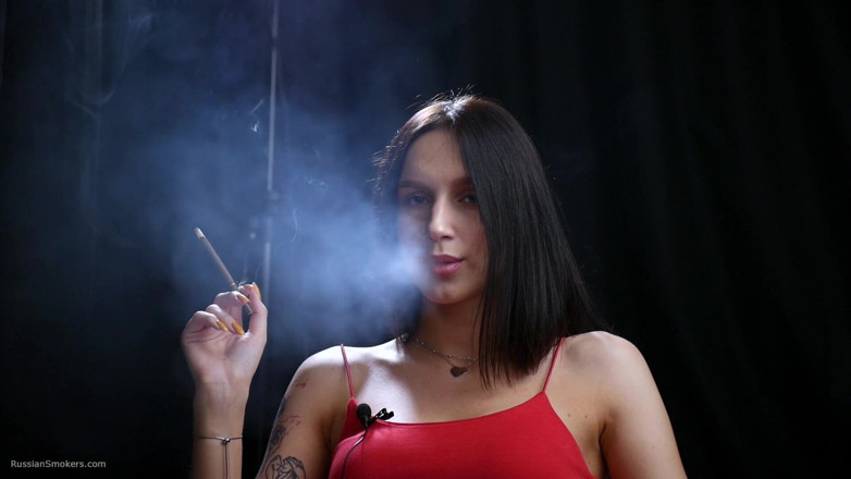 Russian Smokers: Kırmızılı seksi bayan 120 mm sigara içiyor