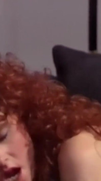 Si rambut merah matang dengan buah dada besar dikongkek pepek dan pantat