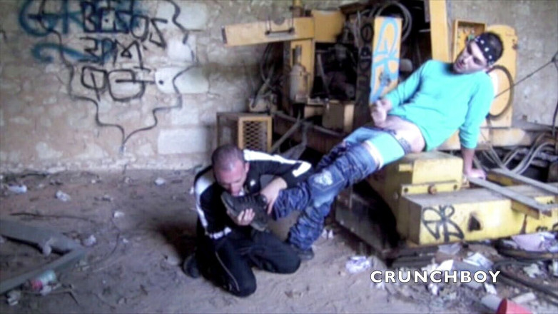 Sneaker gay: Senaker submssion dans la nature par son meilleur ami