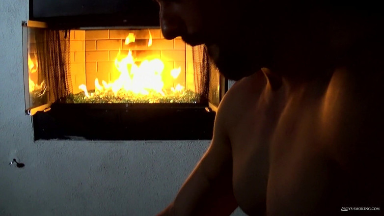 Boys Smoking: Big Guy Mason fumând în grădină
