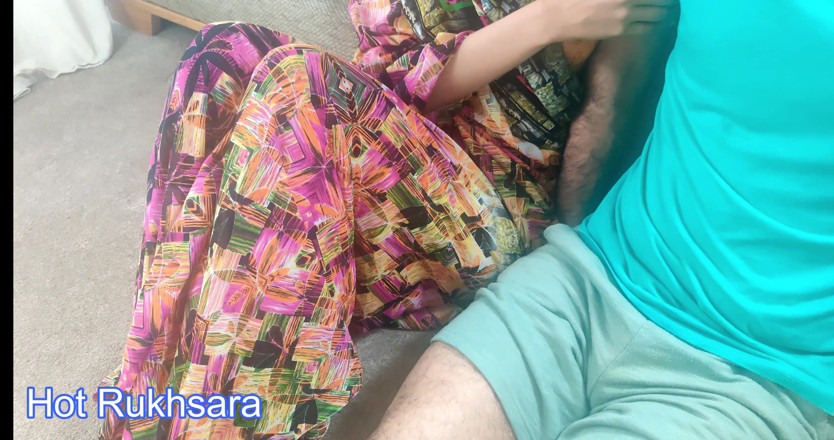 hot_rukhsara: 印度熟女在地板上享受浪漫的性爱，并和办公室男人一起被内射