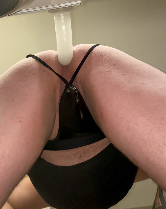 Sweethole: Chevauchage de gode dans des strings noirs