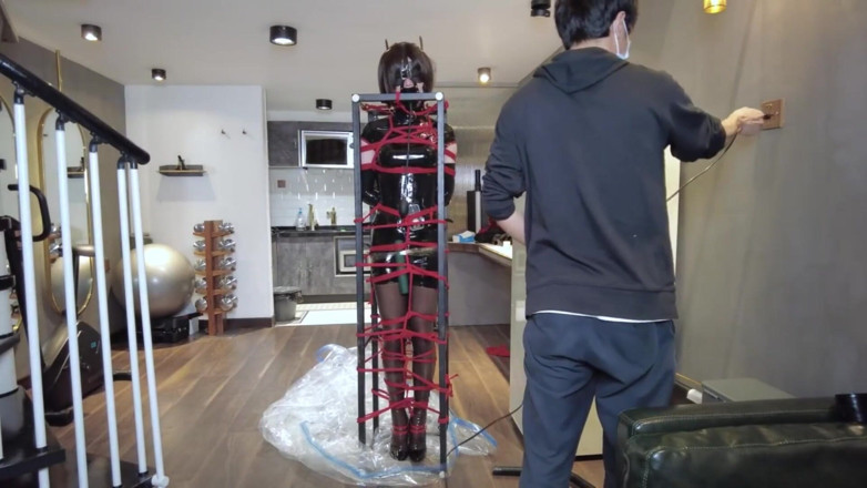 Aisan girl bondage: Mz32 - atado dentro de un dispositivo de metal, alcanzando un...