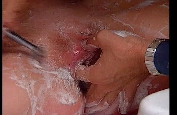Hot Girlz: 내 보지를 청소하고 발정난 탓에 핥아